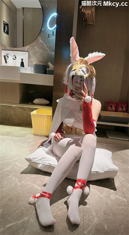 兔三岁(武汉kk)–新作 白虎萝莉 Cos 雷姆+小狗可莉[35P+2V/1.2G]